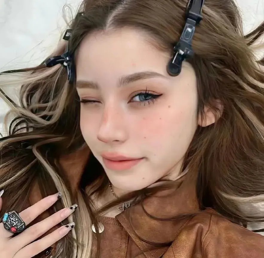 穿黑衣的女孩
